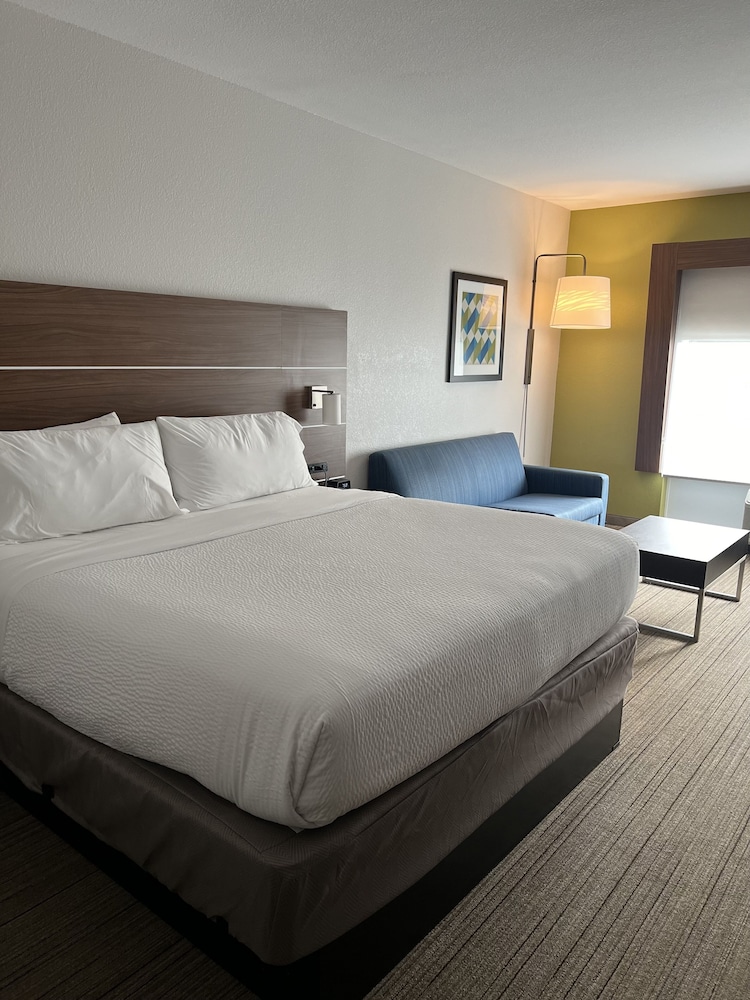 Holiday Inn Express & Suites Mobile University Area by IHG - photo 16