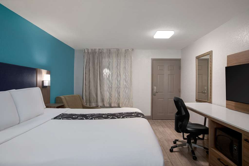 La Quinta Inn & Suites by Wyndham Oceanfront Daytona Beach - photo 19
