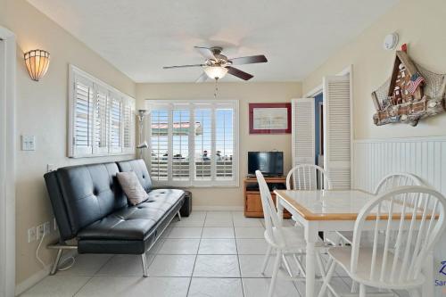 Sea Rocket 6 Beachfront Beauty in North — 4-Star Luxury Hotel in Saint Pete Beach, United States