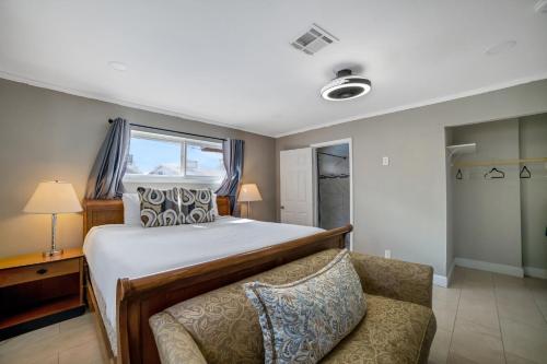 Las Vegas 5 Mins From The Strip 4 Bedroom Home by RedAwning