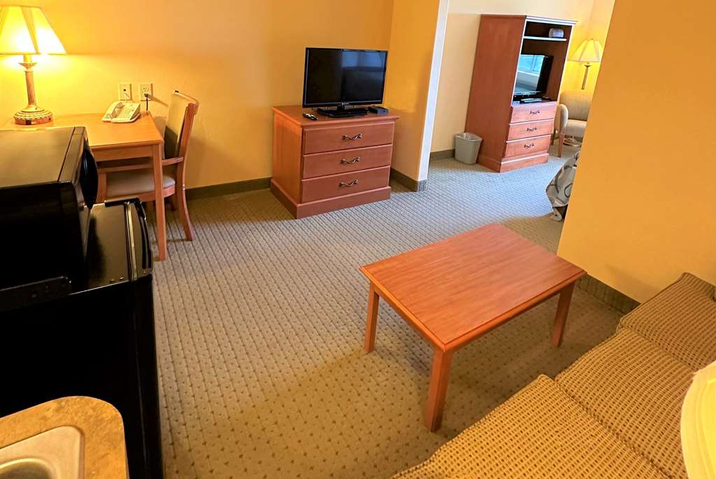 Super 8 by Wyndham Topeka at Forbes Landing - photo 11