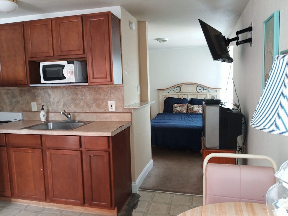 Swashbuckler Motel - photo 23