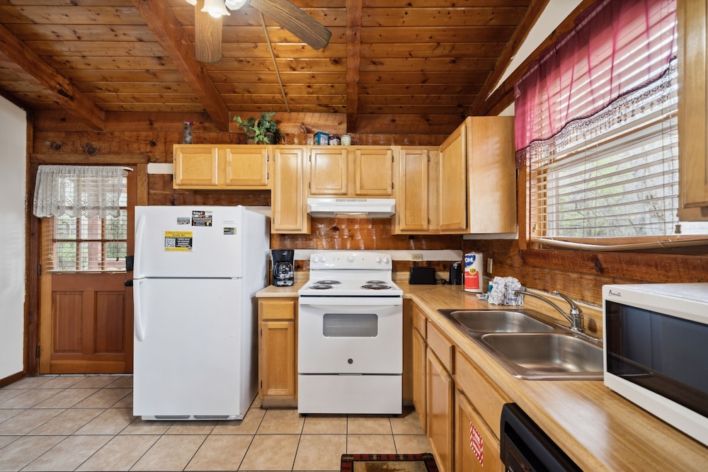 A Lover's Paradise 1 Bedroom Cabin Heavenly Views Resort - photo 6