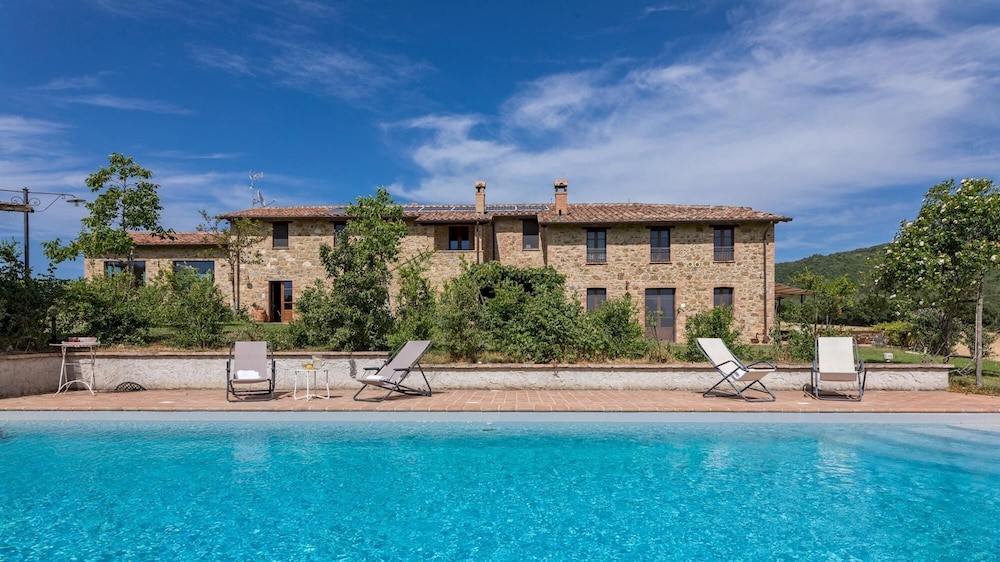 Podere Pomasciano 10 Emma Villas — 4-Star Luxury Hotel in San Venanzo, Italy