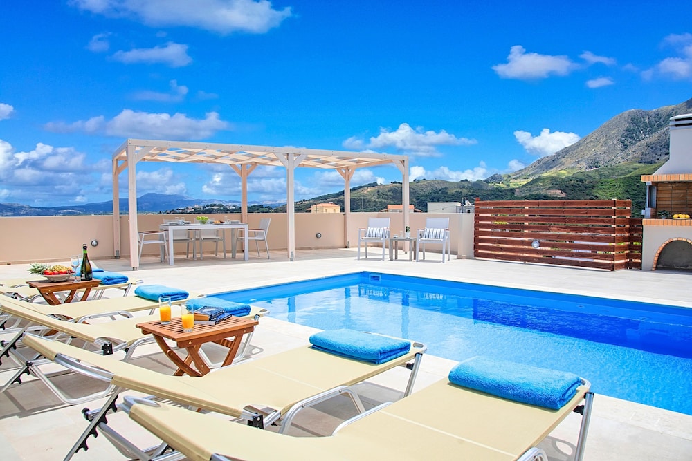 Villa di Giorgio Heated Pool — 4-Star Luxury Hotel in Georgioupolis, Greece