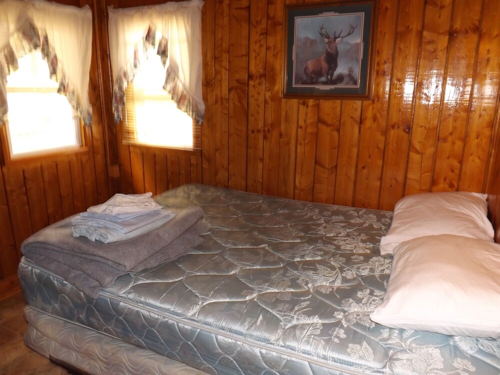 Crooked Lake Resort Cabin 4 - photo 26