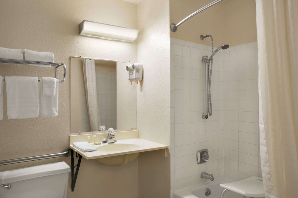 Super 8 by Wyndham Saginaw - photo 31