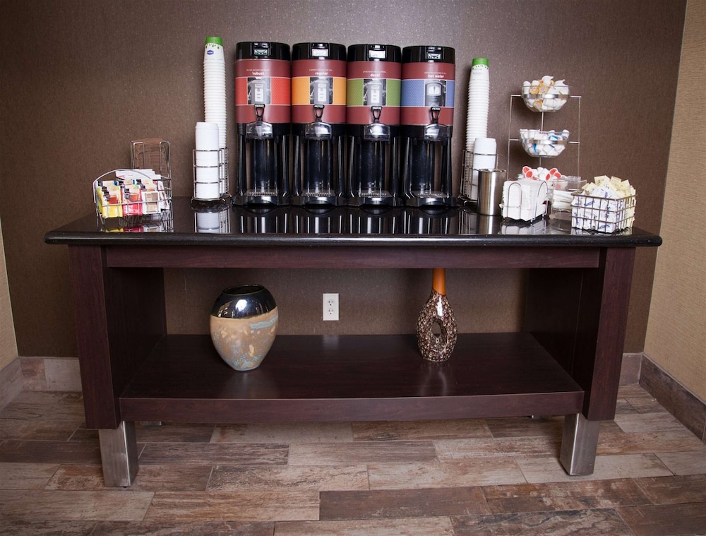 Hampton Inn & Suites Dickinson - photo 43