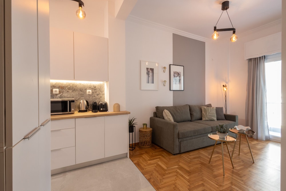 Fresh 2 Bdrm Apt in Koukaki — 4-Star Luxury Hotel in Athens, Greece