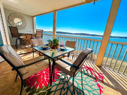 Lakefront Condo wDockDeckPools Sleeps 6 — 4-Star Luxury Hotel in Lake Ozark, United States