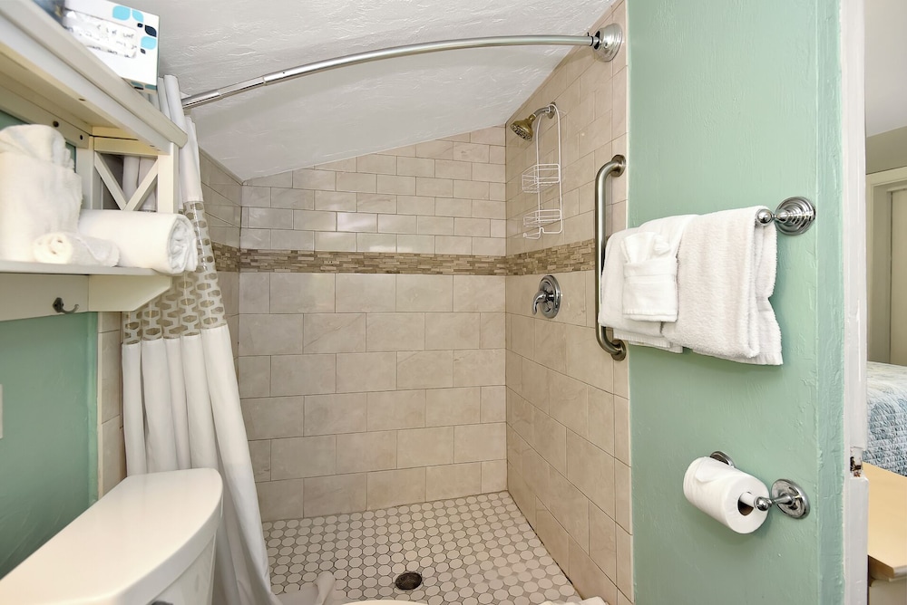 Shoreline Suites & Cabana Cottages - photo 113