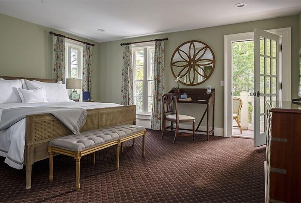 Spicer Mansion - carbon neutral hotel in Mystic