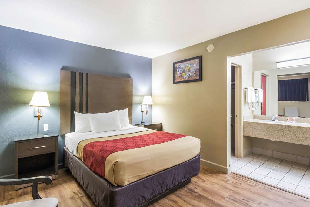 Econo Lodge Inn & Suites I 35 at Shawnee Mission - photo 10