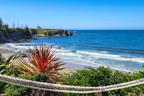 Oceanside Getaway with Beach Access and Home Gym — 4-Star Luxury Hotel in Coos Bay, United States