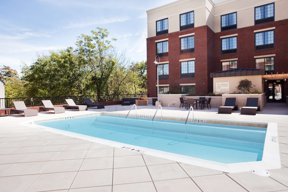 Hampton Inn & Suites Chapel Hill Carrboro Downtown - photo 18