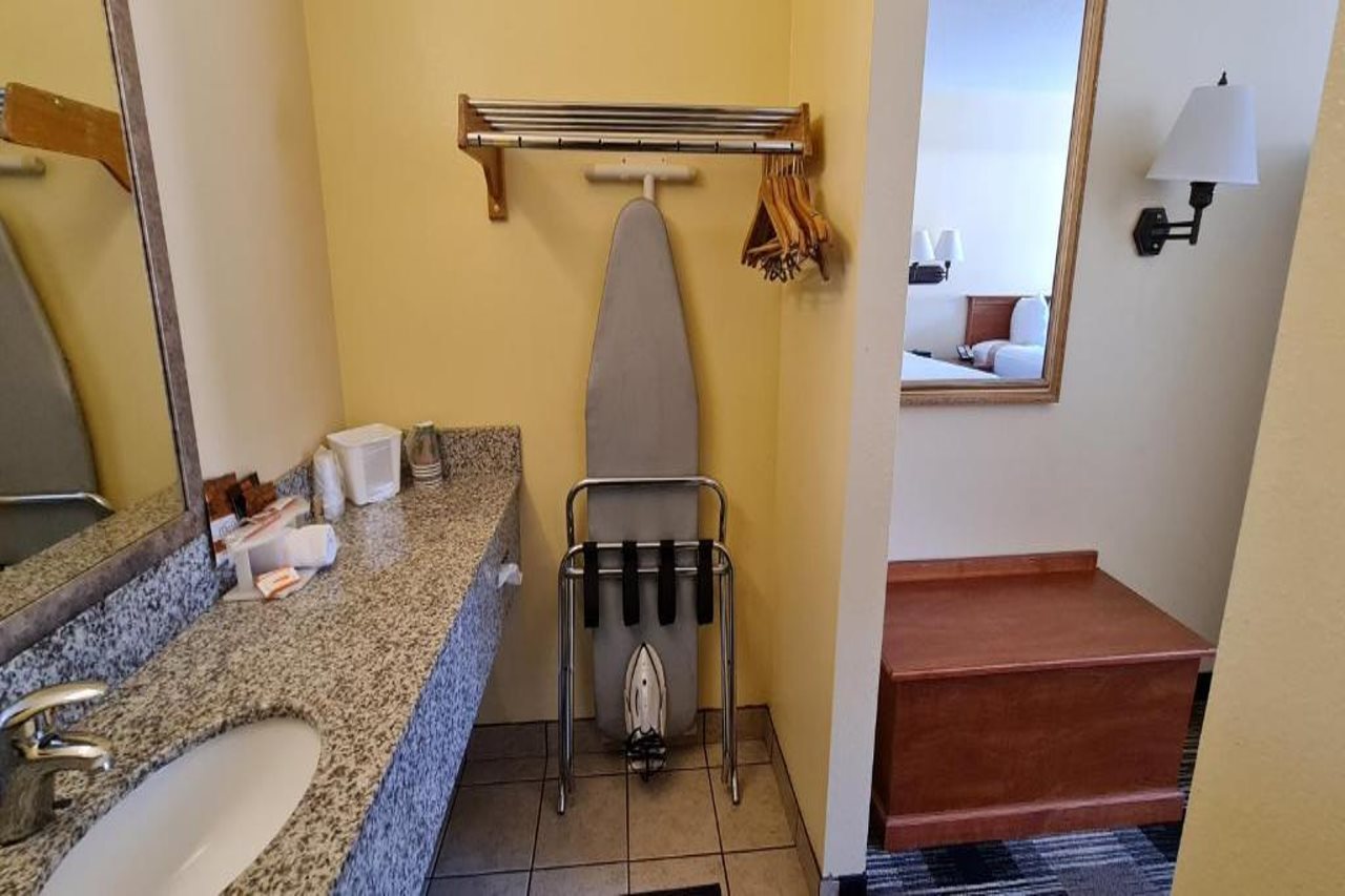 Oakridge Inn & Suites - photo 17
