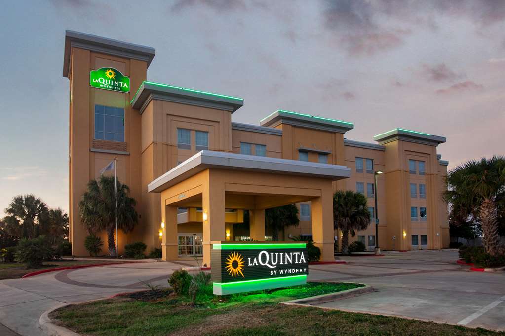 La Quinta Inn & Suites by Wyndham Pearsall - photo 3