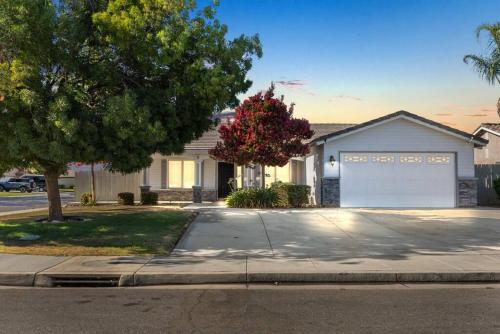 Perfect Home for Work or Relaxing Vacation — 4-Star Luxury Hotel in Bakersfield, United States