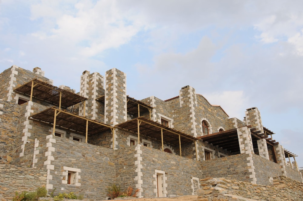 Porto Mani Suites in Mavrovouni, Greece