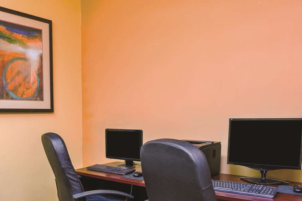 La Quinta Inn & Suites by Wyndham Atlanta Union City - photo 58