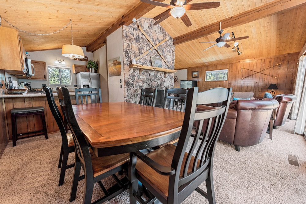 Cub Run Cabin Spacious home close to the lake with Hot tub — 4-Star Luxury Hotel in Big Bear Lake, United States