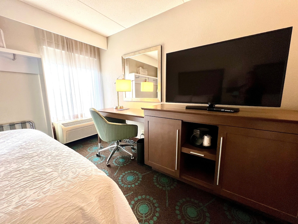 Hampton Inn Bloomington - photo 11