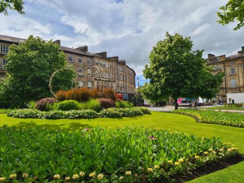 F1 Team Flat 4 Separate Beds Van Parking & 1GB WiFi