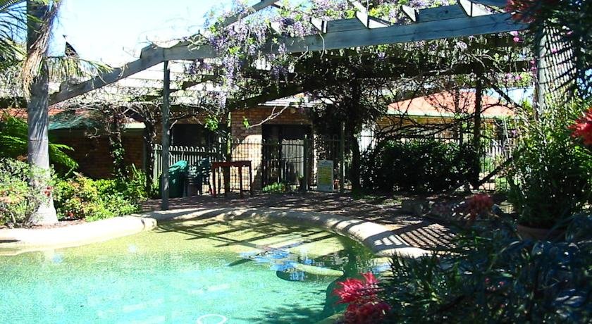 Rural Executive Holiday House @ Lavender Grove Farm — 4-Star Luxury Hotel in Tea Gardens, Australia