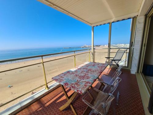Appartement Vue Mer Remblai Les Sables D'olonne la Cle Chaumoise — 4-Star Luxury Hotel in Les Sables-D'olonne, France