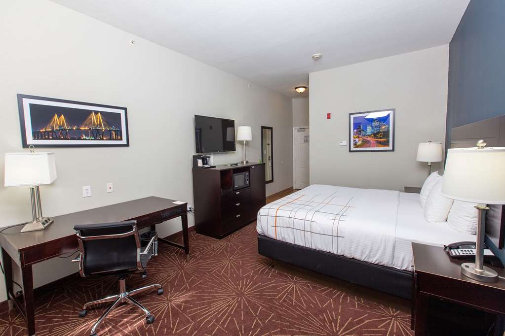 La Quinta Inn & Suites by Wyndham Houston East at Normandy - photo 26