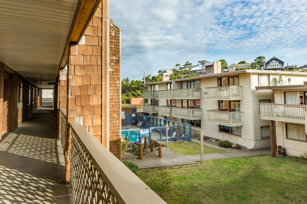 Cozy Cove Beachfront Resort Inn - photo 52