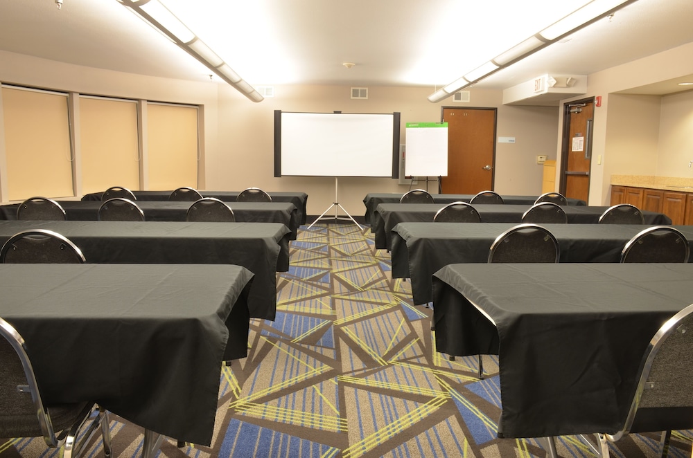 Holiday Inn Express Waterloo Cedar Falls by IHG - photo 30