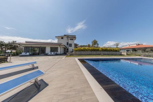 Ville Petrara Villa con Piscina e Spa nei Vigneti — 4-Star Luxury Hotel in Luogosano, Italy