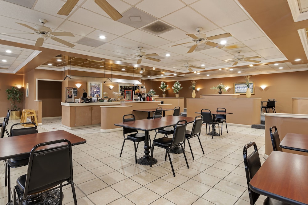 Econo Lodge Douglas - photo 42