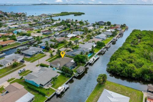 Waterfront Oasis with Private Heated Pool & Dock — hotel in Merritt Island