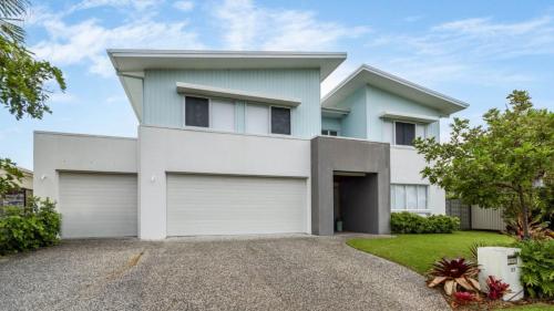 Luxury & Style On The Canal — Banksia Beach — photo 3