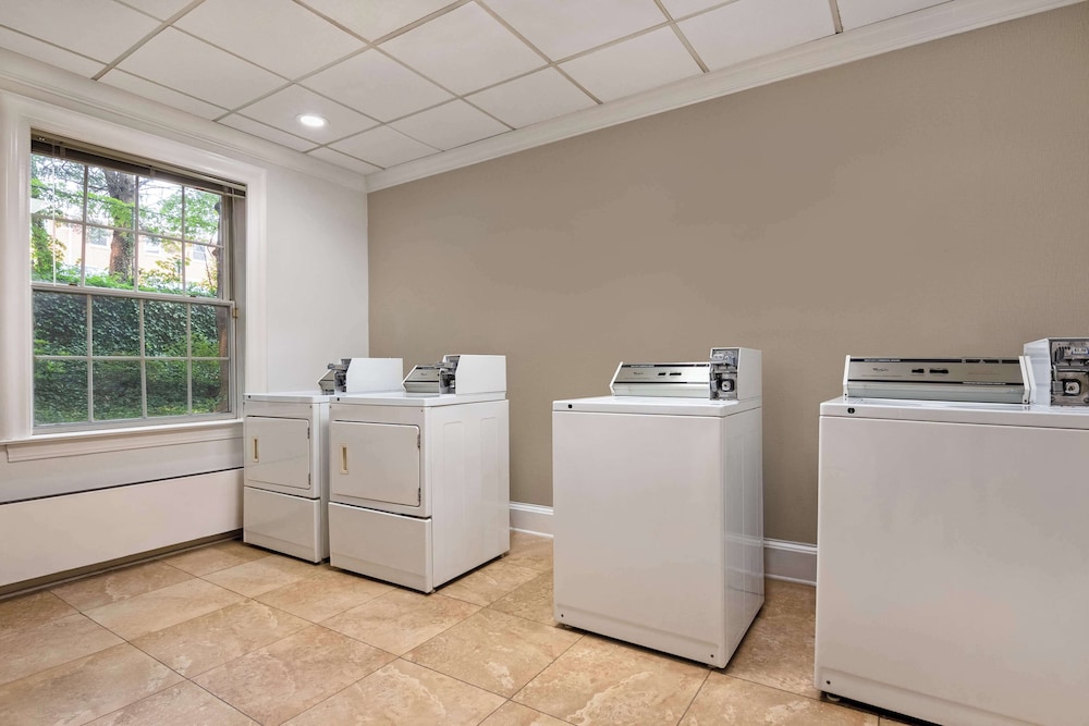 Hampton Inn & Suites Stamford - photo 30