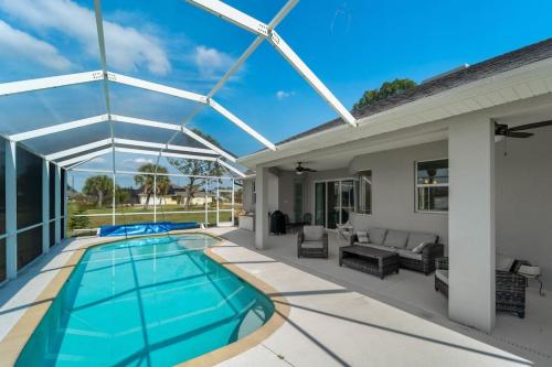 Sun Soaked & Tranquil Getaway Relaxing Pool Area — hotel in Rotonda West