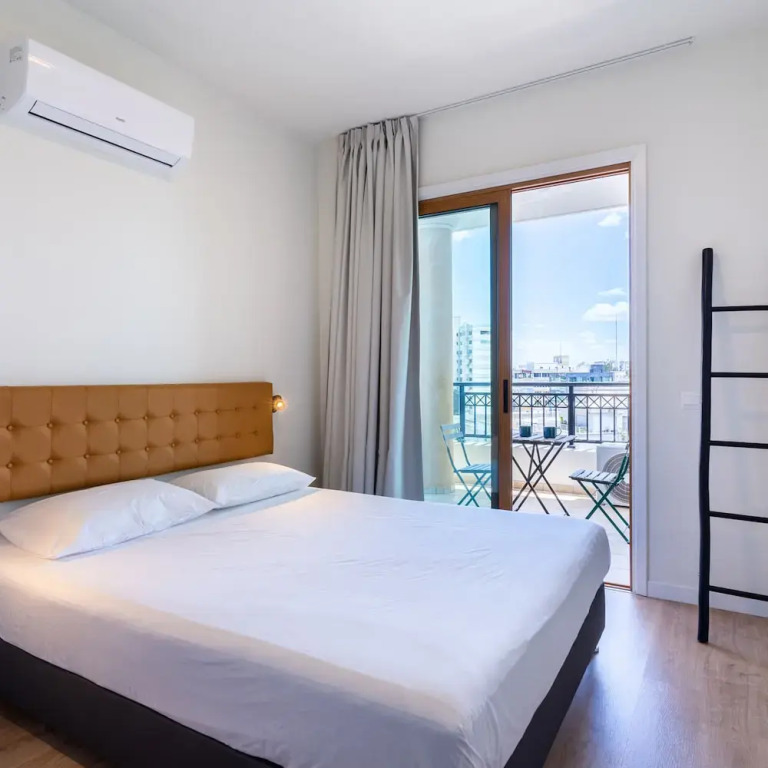 Stylish Central Apartment City Views Prime Location Parking