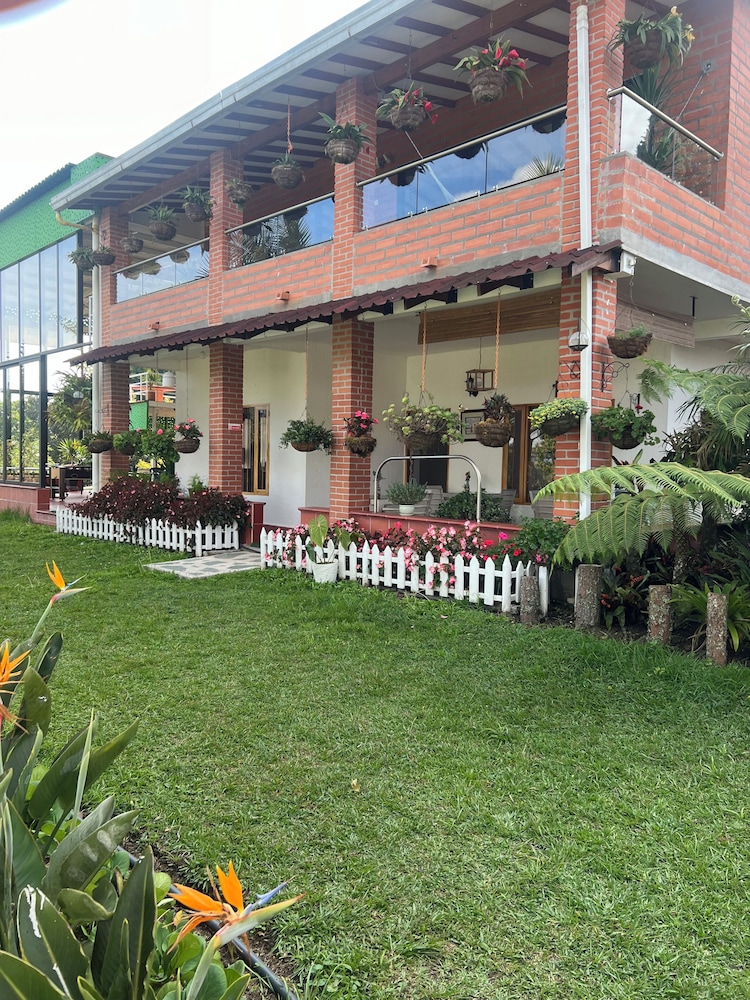 Finca Hotel 12 Palmas Aeropuerto JMC in Rionegro, Colombia