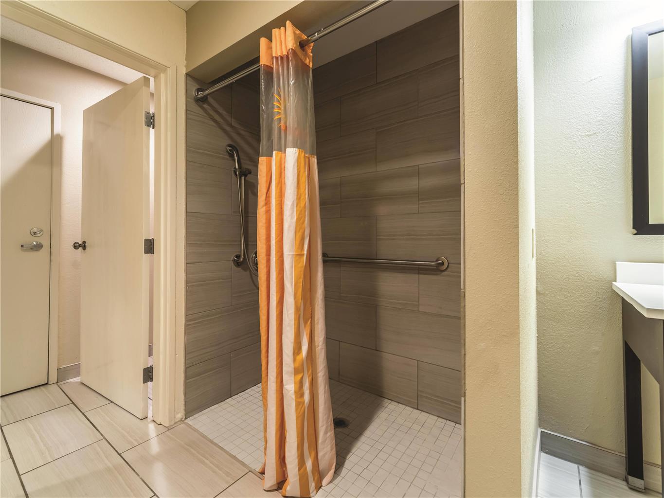 La Quinta Inn & Suites by Wyndham Collinsville St. Louis - photo 19
