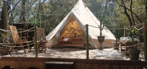 Évasion en pleine nature Tipi insolite et Jacuzzi au Pont du Gard - carbon neutral hotel in Unknown City