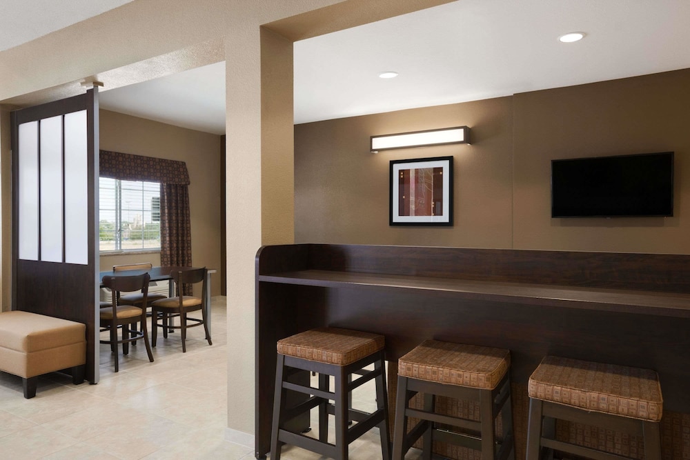 Microtel Inn & Suites by Wyndham Pleasanton - photo 3