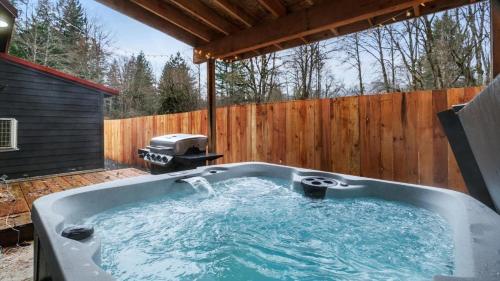 Perch Skatecreek Cabin — 4-Star Luxury Hotel in Ashford, United States