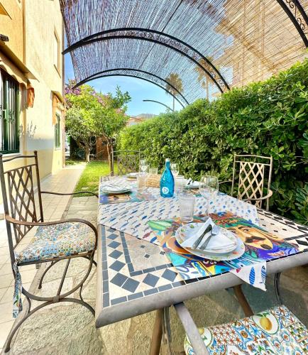 Hostdomus Casetta Bouganville — 4-Star Luxury Hotel in Pietra Ligure, Italy