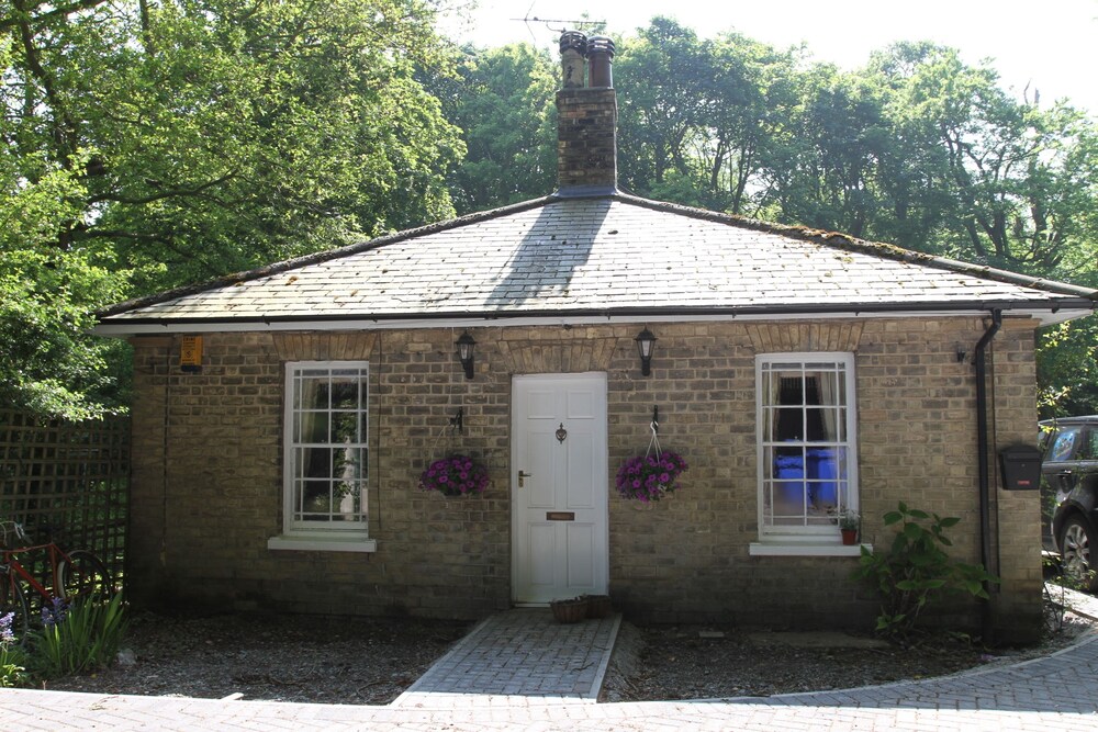 East Lodge Cottage — 4-Star Luxury Hotel in Kingston Upon Hull, United Kingdom