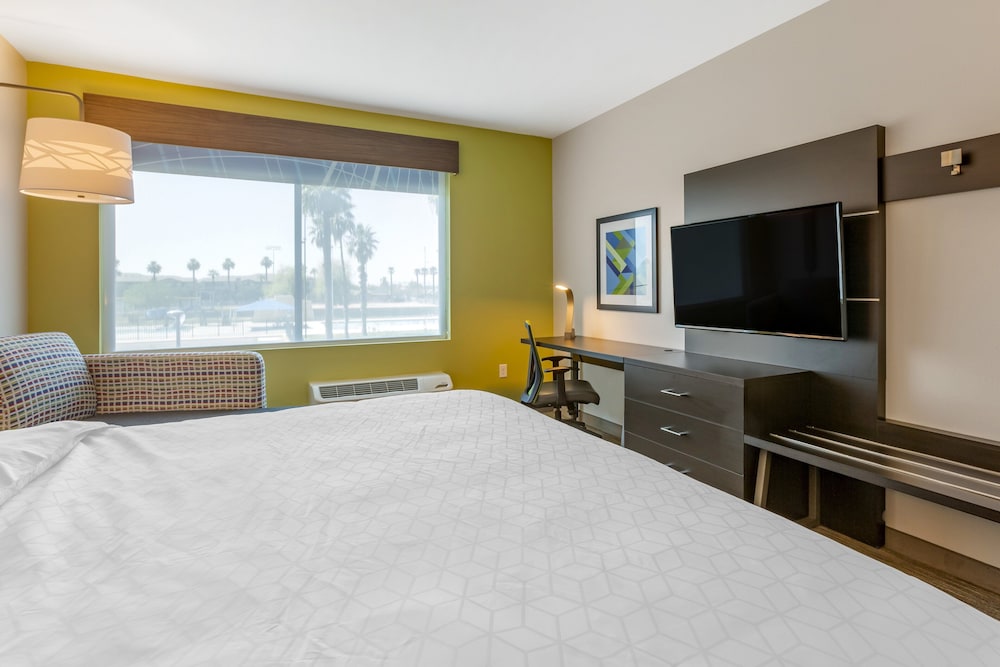 Holiday Inn Express & Suites Phoenix Dwtn State Capitol by IHG - photo 18