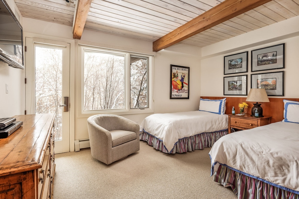 Deluxe 2 Bedroom Apartments at Resort with Outdoor Pool & Hot Tub - photo 5