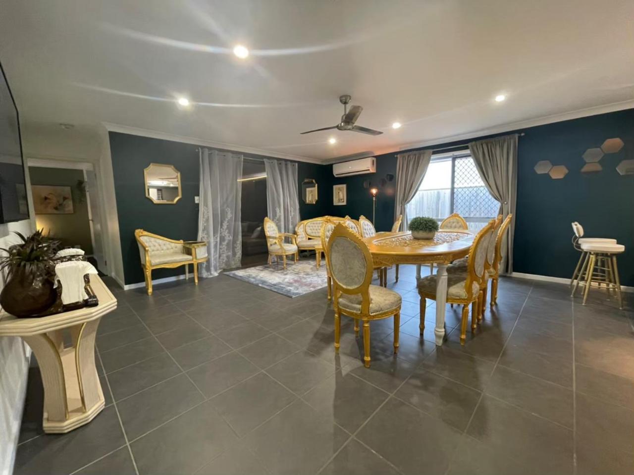 Exotic Escape Perfect for gathering — 4-Star Luxury Hotel in Dakabin, Australia