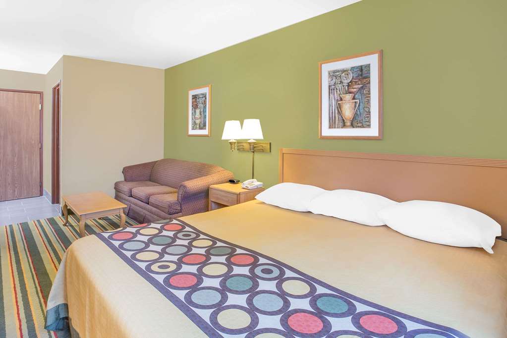 Super 8 by Wyndham East Moline - photo 9